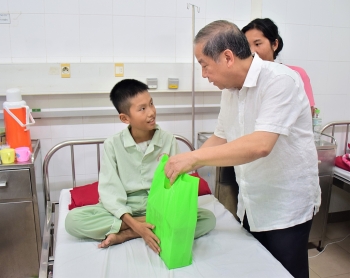 Thừa Thiên Huế:  Thăm hỏi, tặng quà bệnh nhi Ngày Quốc tế thiếu nhi