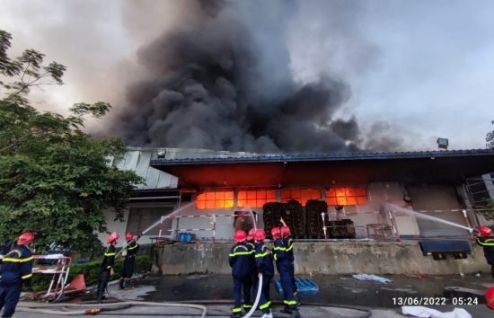Thừa Thiên Huế: Hàng chục xe cứu hoả chữa cháy tại công ty may mặc