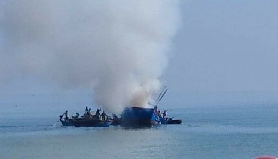 Thừa Thiên Huế: Đang neo đậu, tàu cá bốc cháy dữ dội