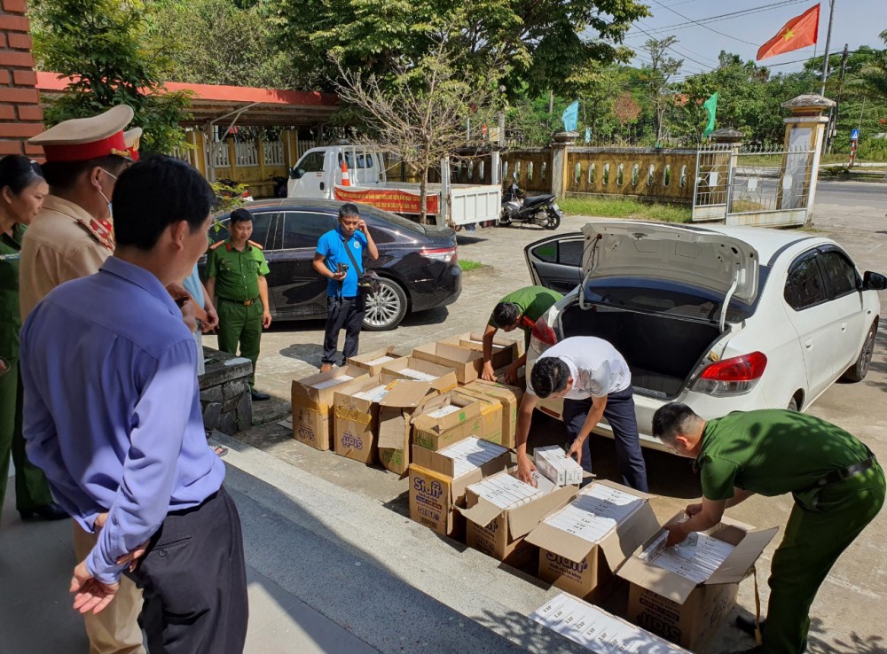Thừa Thiên Huế bắt giữ xe ô tô chở 6.500 gói thuốc lá nhập lậu