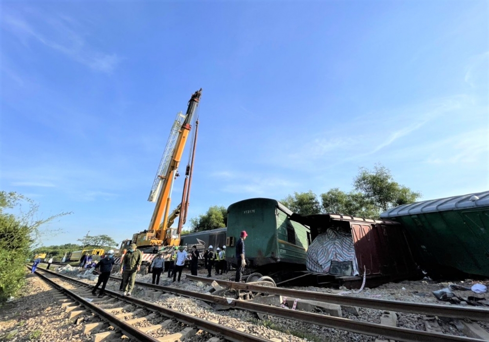 Quảng Bình: Điều “siêu cần cẩu” giải cứu tàu hàng bị trật ray trên đường sắt Bắc – Nam tại Quảng Trị