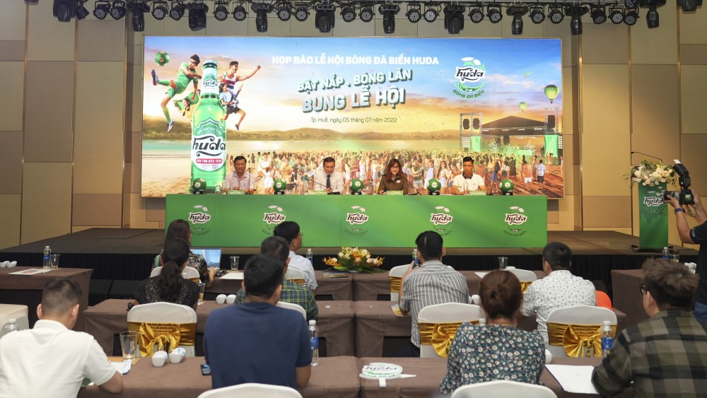 Bãi biển miền Trung sôi động cùng lễ hội bóng đá biển Huda 2022