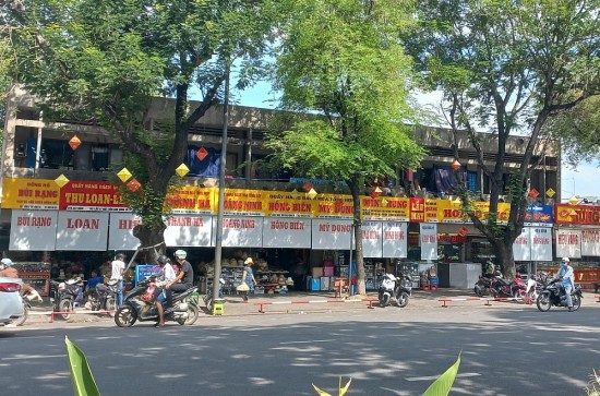 Vụ dùng súng AK cướp vàng ở Thừa Thiên Huế: Hoạt động buôn bán tại chợ Đông Ba diễn ra bình thường
