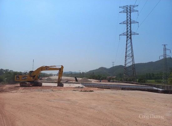 Thừa Thiên Huế: Vì sao chậm tiến độ di dời cột điện cao thế đoạn cao tốc Cam Lộ - La Sơn
