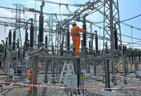 Truyền tải điện Thừa Thiên Huế: Đảm bảo an toàn hệ thống truyền tải điện trong mùa nắng nóng