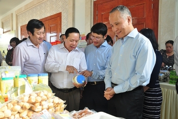 Doanh nghiệp Việt Nam - Lào giới thiệu sản phẩm, kết nối giao thương
