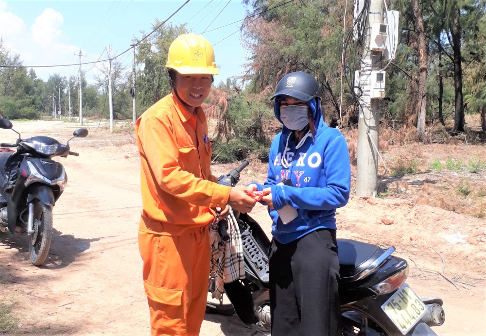 “Tấm lòng vàng” của công nhân ngành điện Thừa Thiên Huế