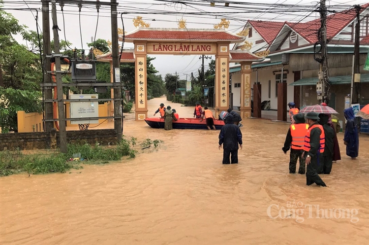 Miền Trung: Nhiều nhà bị ngập lụt, đường sá chia cắt do mưa lũ