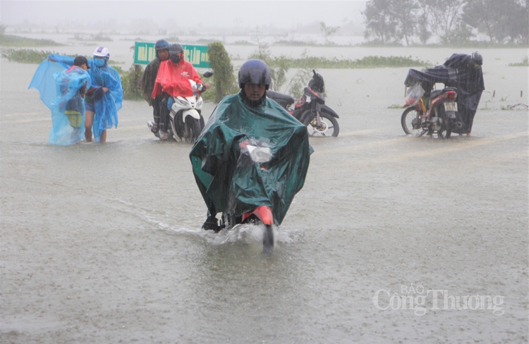 Miền Trung: Nhiều nhà bị ngập lụt, đường sá chia cắt do mưa lũ