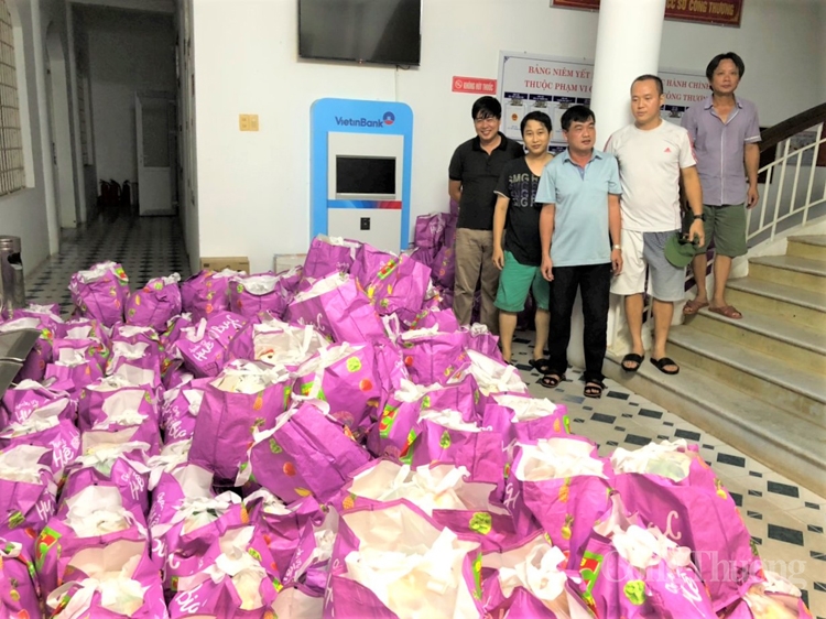 Thừa Thiên Huế cứu trợ khẩn cấp nhu yếu phẩm cho vùng sạt lở núi Quảng Trị