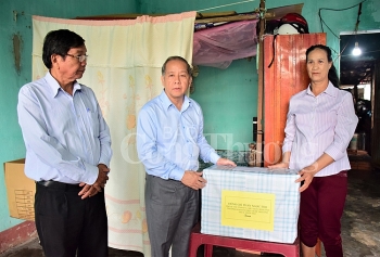 Thừa Thiên Huế: Thăm hỏi, tặng quà các gia đình bị thiệt hại nặng nề trong cơn “đại hồng thủy” lịch sử 1999