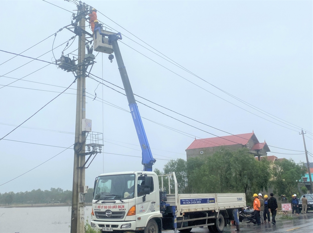 Quảng Bình: 100% khách hàng được cấp điện trở lại sau bão Vamco