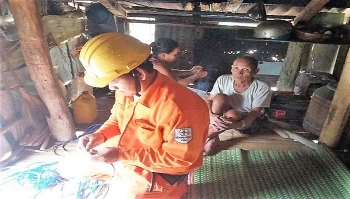 Quảng Trị: 30 hộ gia đình nghèo ở xã Tà Long được sửa chữa điện miễn phí