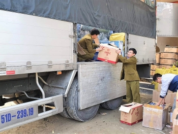 Quảng Bình: Thu giữ hàng trăm chai rượu ngoại, đồ chơi trẻ em nguy hiểm