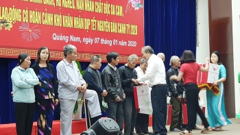Phó Thủ tướng Thường trực Trương Hòa Bình thăm và tặng quà Tết tại tỉnh Quảng Nam