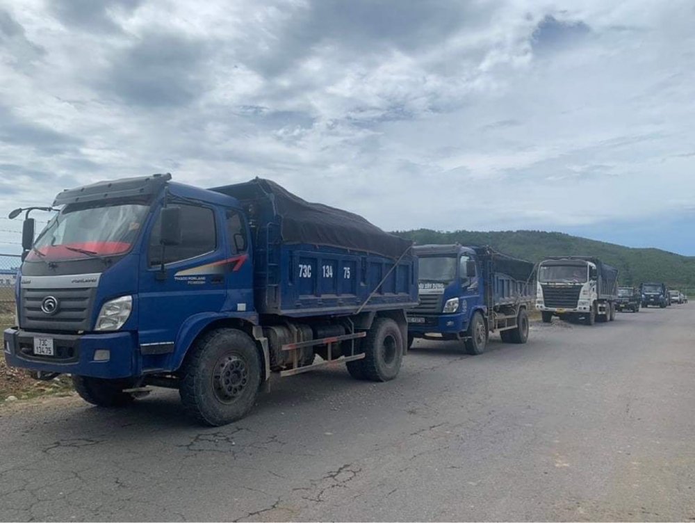 Người dân chặn đường xe chở vật liệu thi công dự án Nhiệt điện Quảng Trạch I