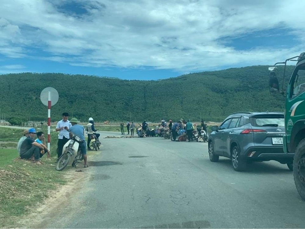 Người dân chặn đường xe chở vật liệu thi công dự án Nhiệt điện Quảng Trạch I