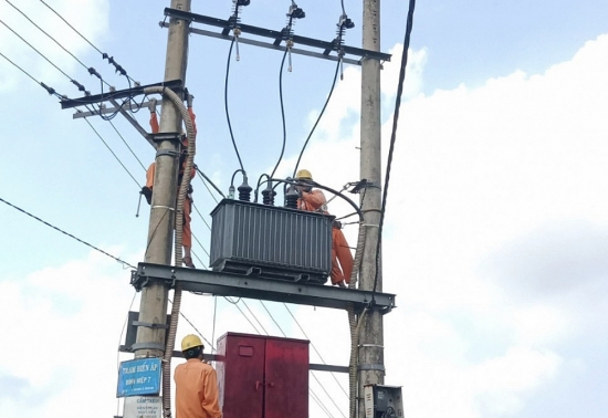 Điện lực Bình Sơn (Quảng Ngãi): Cải tạo lưới điện gắn với xây dựng nông thôn mới