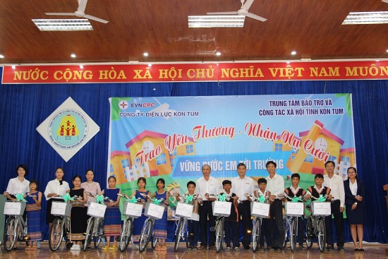 Công ty Điện lực Kon Tum tổ chức chương trình Vững bước em tới trường