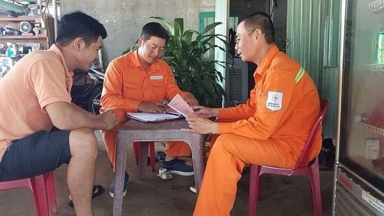 PC Đắk Nông: Hỗ trợ khách hàng xử lý tình trạng chạm chập điện ảnh hưởng sản xuất