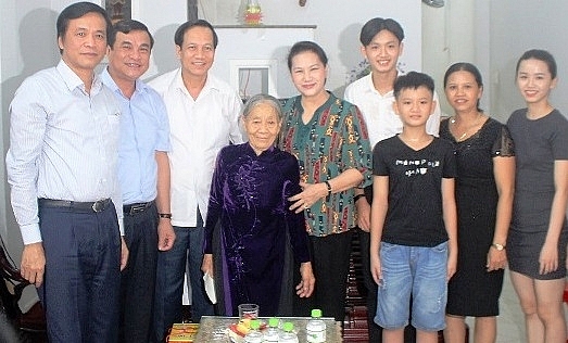 Chủ tịch Quốc Hội thăm và tặng quà gia đình chính sách tại Quảng Nam