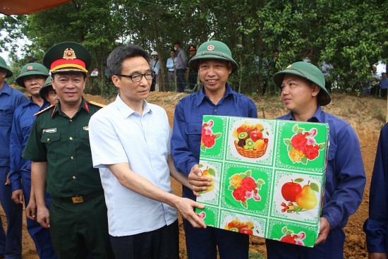 Phó Thủ tướng Vũ Đức Đam thăm lực lượng tìm kiếm hài cốt liệt sĩ tại Quảng Trị