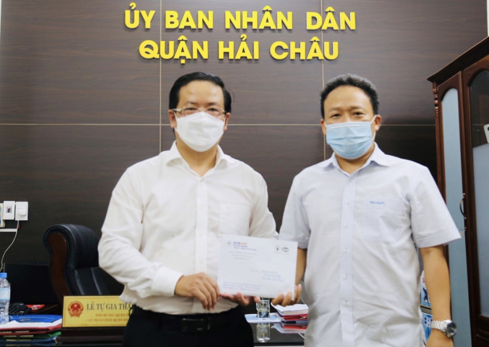 PC Đà Nẵng trao tặng quà, chia sẻ khó khăn với các lực lượng phòng chống dịch
