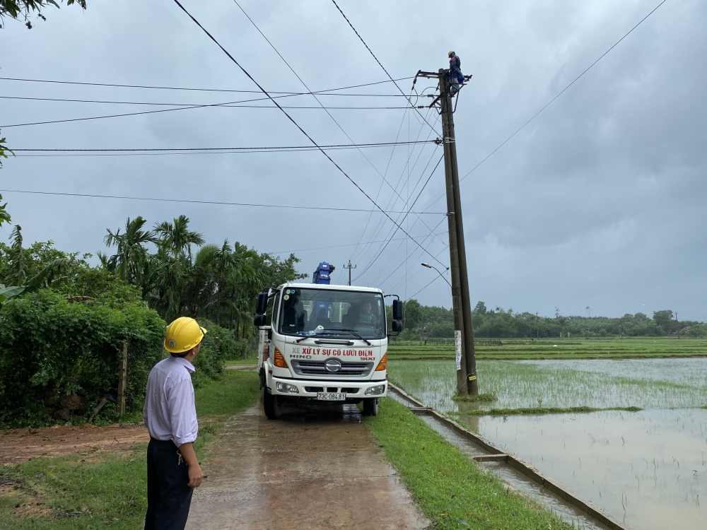 PC Quảng Bình: Khẩn trương xử lý sự cố, khôi phục cấp điện khách hàng bị mất điện do mưa lũ