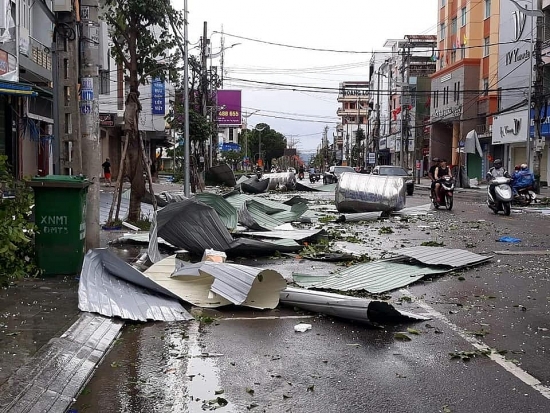 Tâm bão Quảng Ngãi: Đã có 8 nhà dân bị sập, hơn 37.000 ngôi nhà bị tốc mái do bão số 9