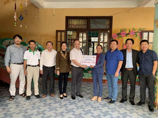 Hội Môi giới Bất động sản Việt Nam phối hợp với Báo Công Thương hỗ trợ cho các trường học vùng lũ