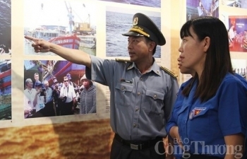 Tiếp nhận nhiều tư liệu, hiện vật khẳng định chủ quyền Việt Nam đối với quần đảo Hoàng Sa