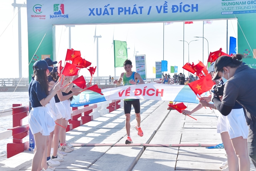 600 vận động viên tham gia giải chạy Marathon Trung Nam với chủ đề “Vượt trùng khơi”