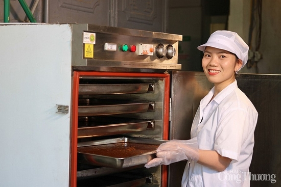 Cô gái Quảng Nam khởi nghiệp từ đặc sản quê hương, giúp đồng bào dân tộc phát triển kinh tế