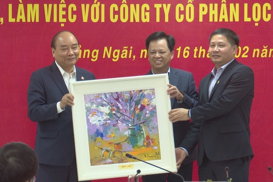 Chủ tịch nước Nguyễn Xuân Phúc đến thăm, tặng quà người lao động nhà máy lọc hóa dầu Bình Sơn