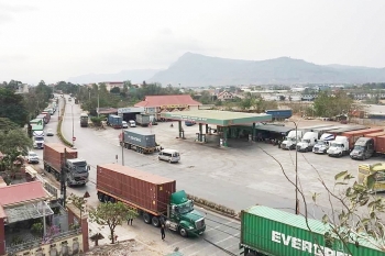 Hàng trăm container đang “tắc” tại cửa khẩu Lao Bảo