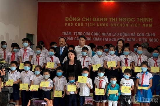 Phó Chủ tịch nước Đặng Thị Ngọc Thịnh thăm, tặng quà người dân Quảng Nam