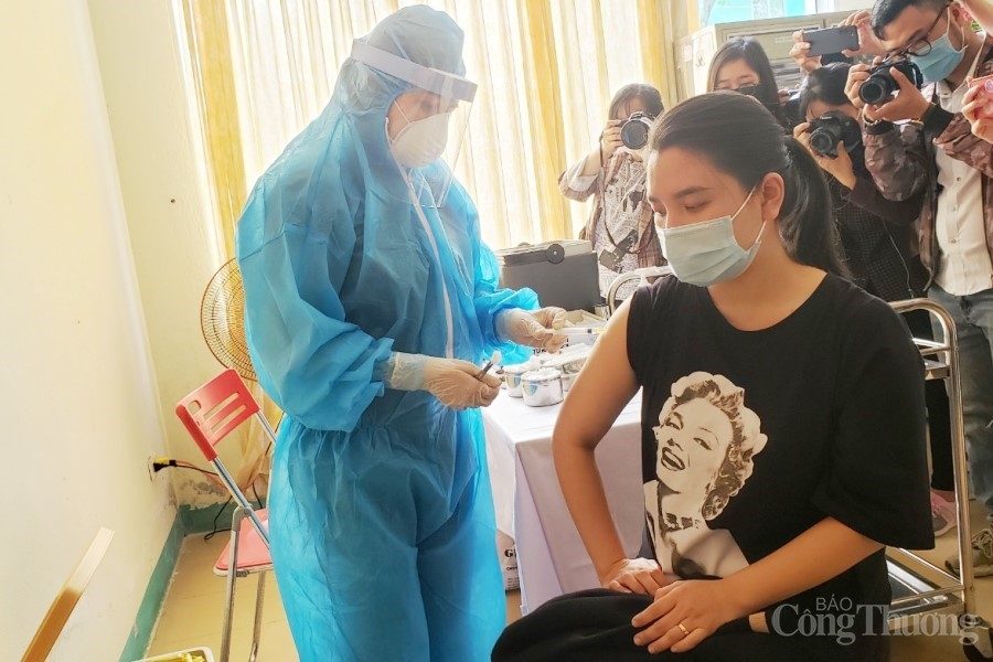 Đà Nẵng: 100 liều vaccine ngừa Covid - 19 đầu tiên được tiêm cho nhân viên y tế tuyến đầu chống dịch