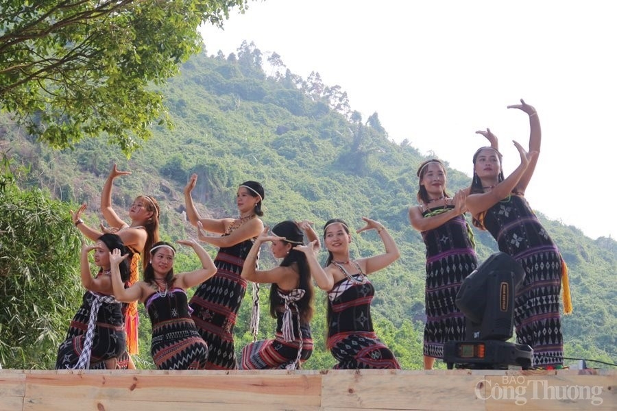 Đà Nẵng: Trải nghiệm văn hóa đặc sắc của người Cơ Tu với “Toom Sara Fest Mùa yêu”