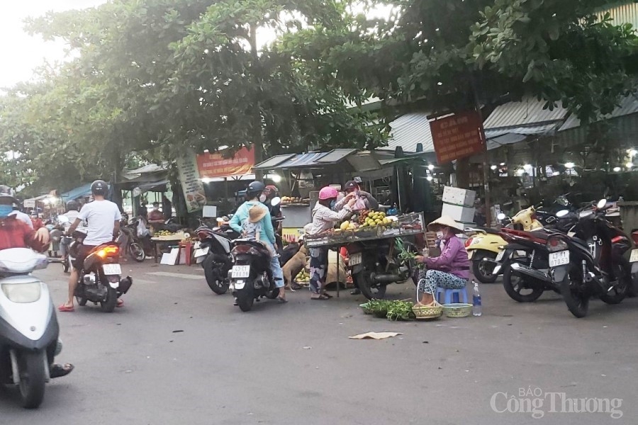 Đà Nẵng: Chợ tự phát, hàng rong tiềm tàng nguy cơ lây nhiễm Covid – 19, mất an toàn thực phẩm