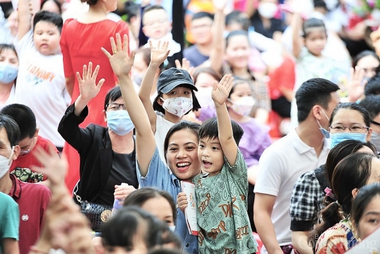 Hơn 500 phụ huynh, trẻ em tỉnh Bình Định tham gia chương trình "Sinh con, Sinh Cha"