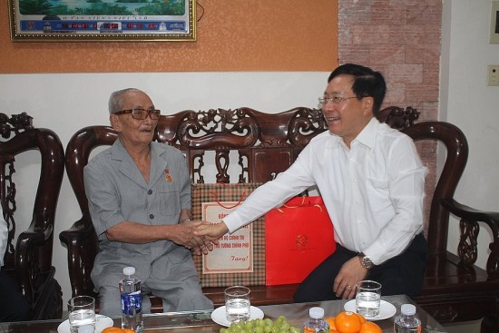 Phó Thủ tướng Phạm Bình Minh thăm người có công tại thành phố Đà Nẵng