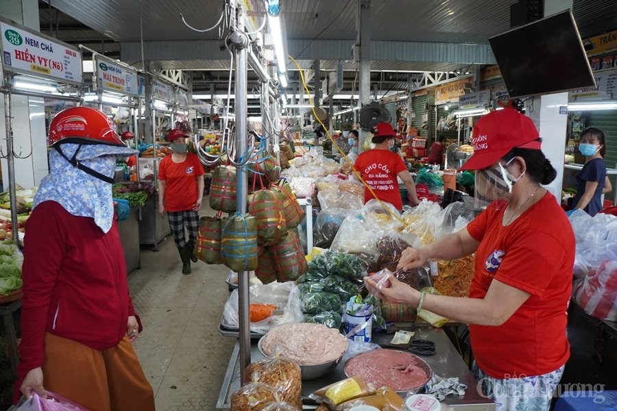 Đà Nẵng: 1500 tiểu thương mặc áo đồng phục “Đà Nẵng ơi cố lên” cổ vũ chống dịch