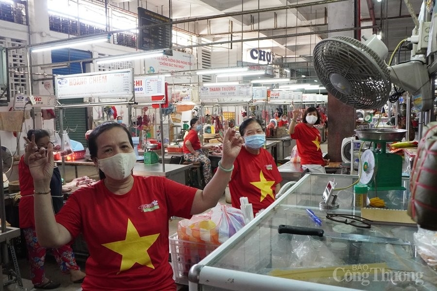 Đà Nẵng: 1500 tiểu thương mặc áo đồng phục “Đà Nẵng ơi cố lên” cổ vũ chống dịch