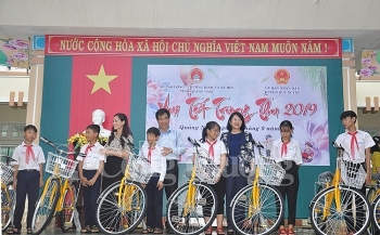 Phó Chủ tịch nước Đặng Thị Ngọc Thịnh vui Tết Trung thu cùng hơn 1.400 trẻ em