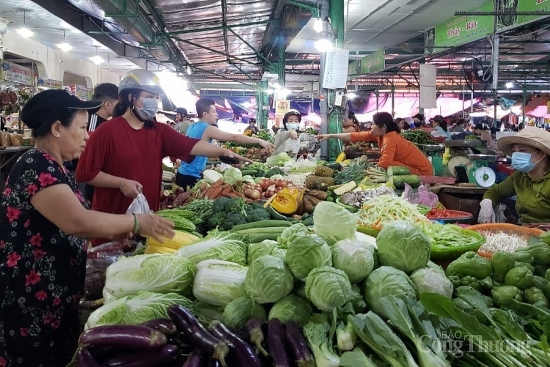 Đà Nẵng: Hàng trăm hécta rau màu ngập úng, giá rau xanh tăng “phi mã”