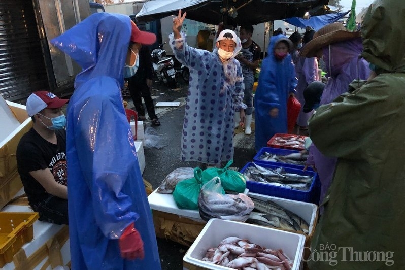 Đà Nẵng: Chợ đầu mối Thủy sản Thọ Quang vắng bên trong, đông đúc bên ngoài