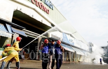 Diễn tập chữa cháy và cứu nạn do chập điện tại chợ đầu mối Đà Nẵng