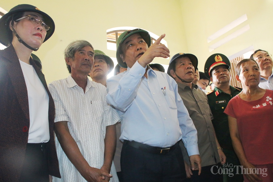 Thủ tướng Nguyễn Xuân Phúc thị sát, thăm hỏi người dân chịu ảnh hưởng của bão số 9