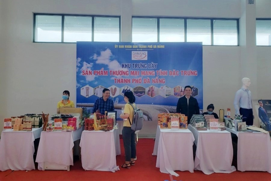 Trao chứng nhận sản phẩm thương mại mang tính đặc trưng thành phố Đà Nẵng