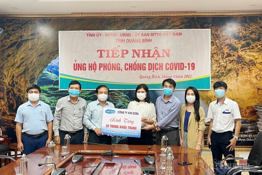 Công ty Kim Sora trao gần 60 nghìn khẩu trang y tế cho Quảng Bình